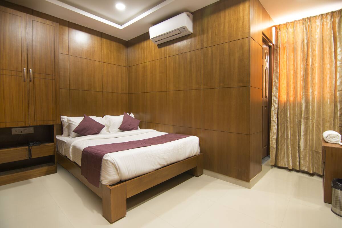 Executive Double Room ( Non AC) | Desk, iron/ironing board, free WiFi, bed sheets