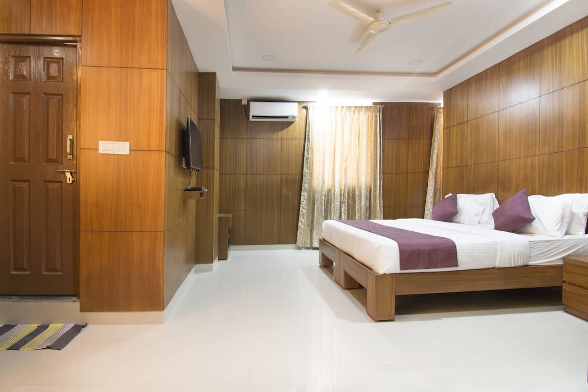 Desk, iron/ironing board, free WiFi, bed sheets