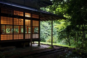 Un edificio japonés tradicional con suelo de esteras de tatami y puertas correderas.