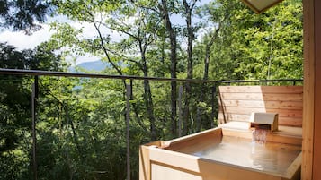 Suite, para no fumadores (Private open-air onsen, Yuragi, 2Beds) | Baño | Tina y regadera independientes y tina con aguas termales