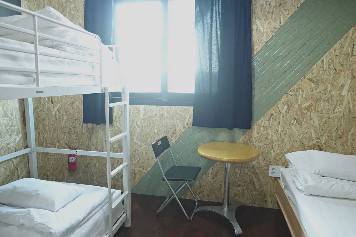 Habitación con 2 camas individuales, varias camas, baño compartido | Wifi gratis