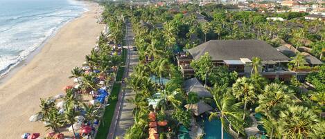 บนชายหาด