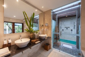 Separate tub and shower, deep soaking tub, free toiletries, slippers - Legian Beach Villas (Legian)