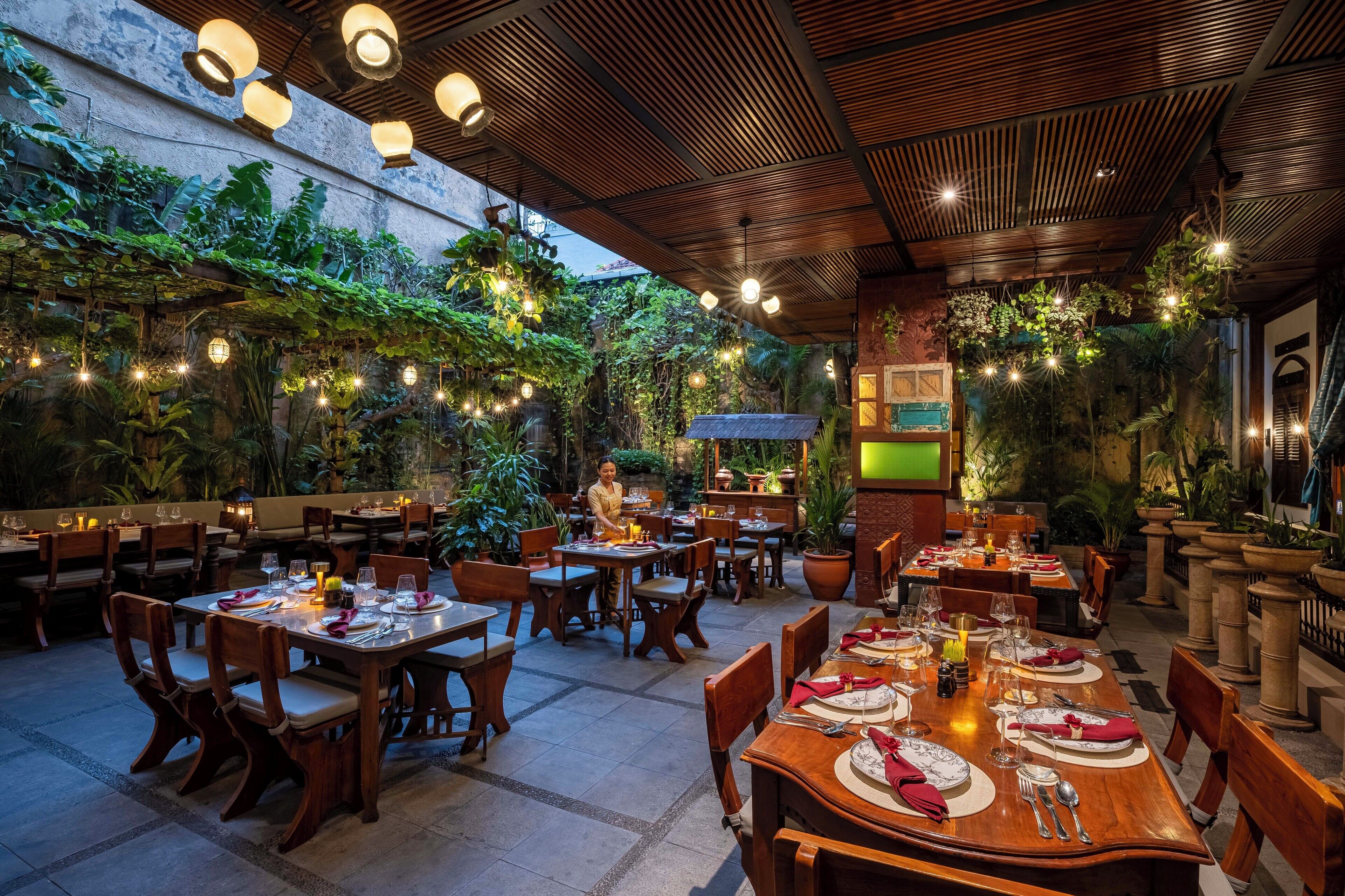 供應早餐、午餐和晚餐，亞洲料理