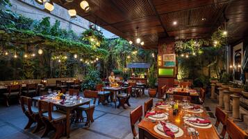 Se sirven desayunos, comidas, cenas y cocina asiática