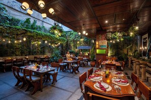 Se sirven desayunos, comidas, cenas y cocina asiática 