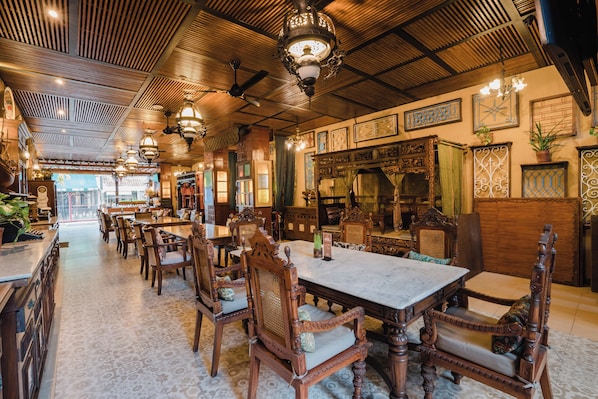 Café da manhã, almoço e jantar; culinária asiática
