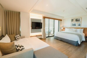 Family Residence Suite | خزنة داخل الغرفة ومكتب وتجهيزات عازلة للصوت ومكواة/لوح كي