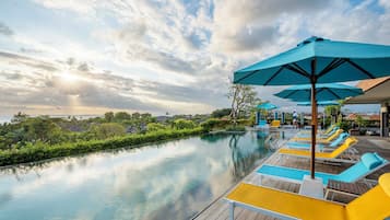 สระว่ายน้ำกลางแจ้ง, เก้าอี้อาบแดดริมสระ