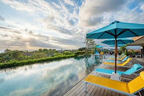 Outdoor pool, sun loungers - Rama Residence Padma (Legian)