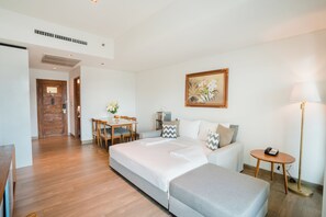 خزنة داخل الغرفة ومكتب وتجهيزات عازلة للصوت ومكواة/لوح كي