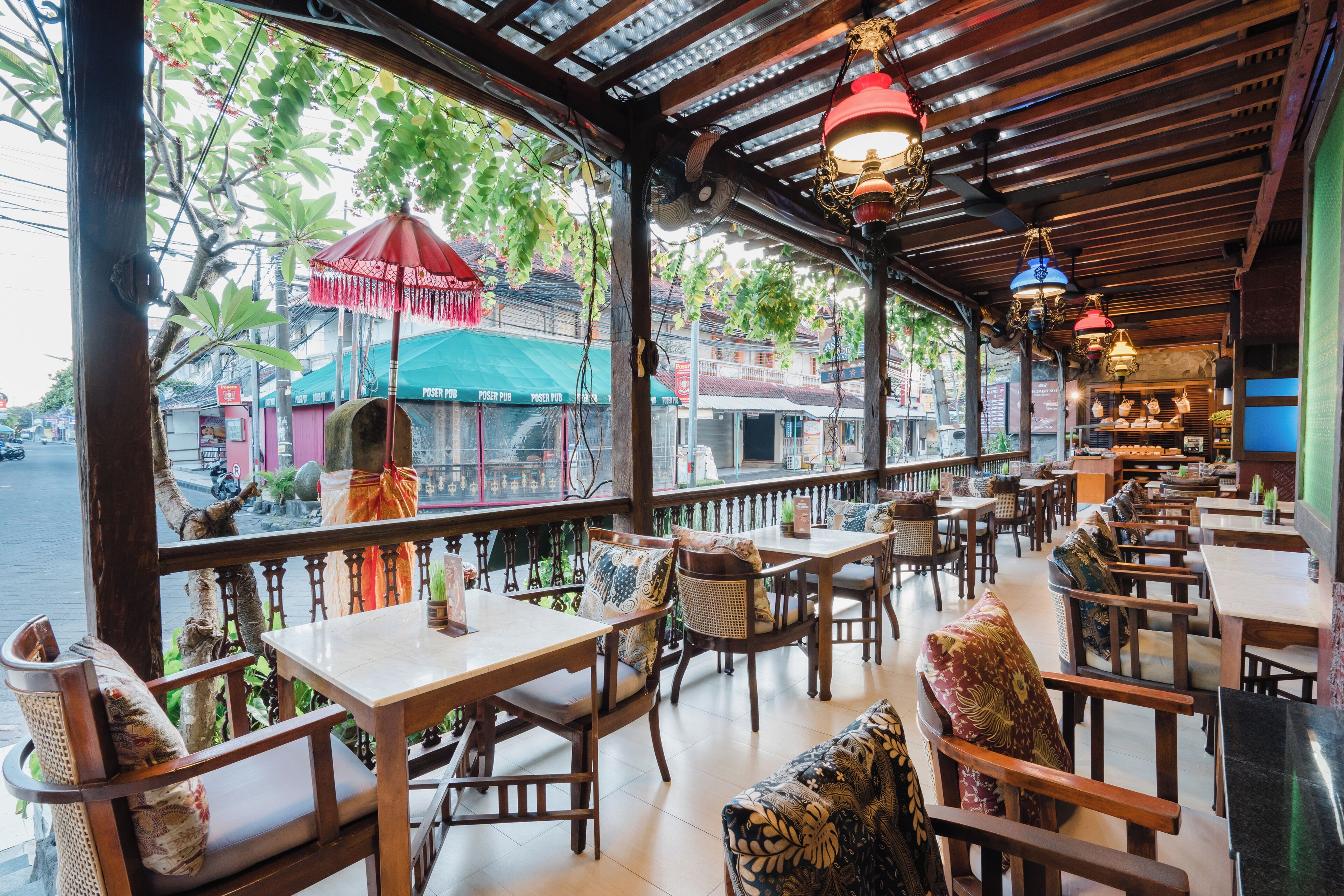 Se sirven desayunos, almuerzos y cenas; cocina asiática