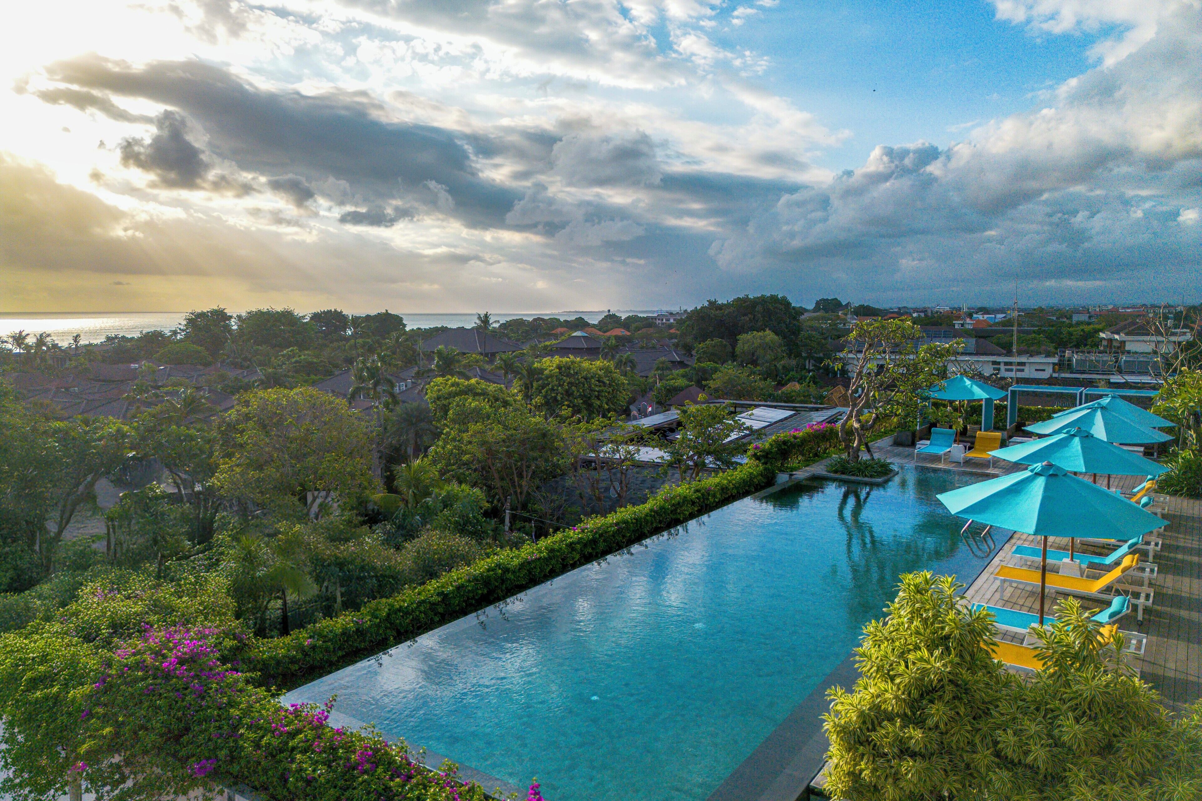 حمّام سباحة خارجي، مقاعد للتشمس