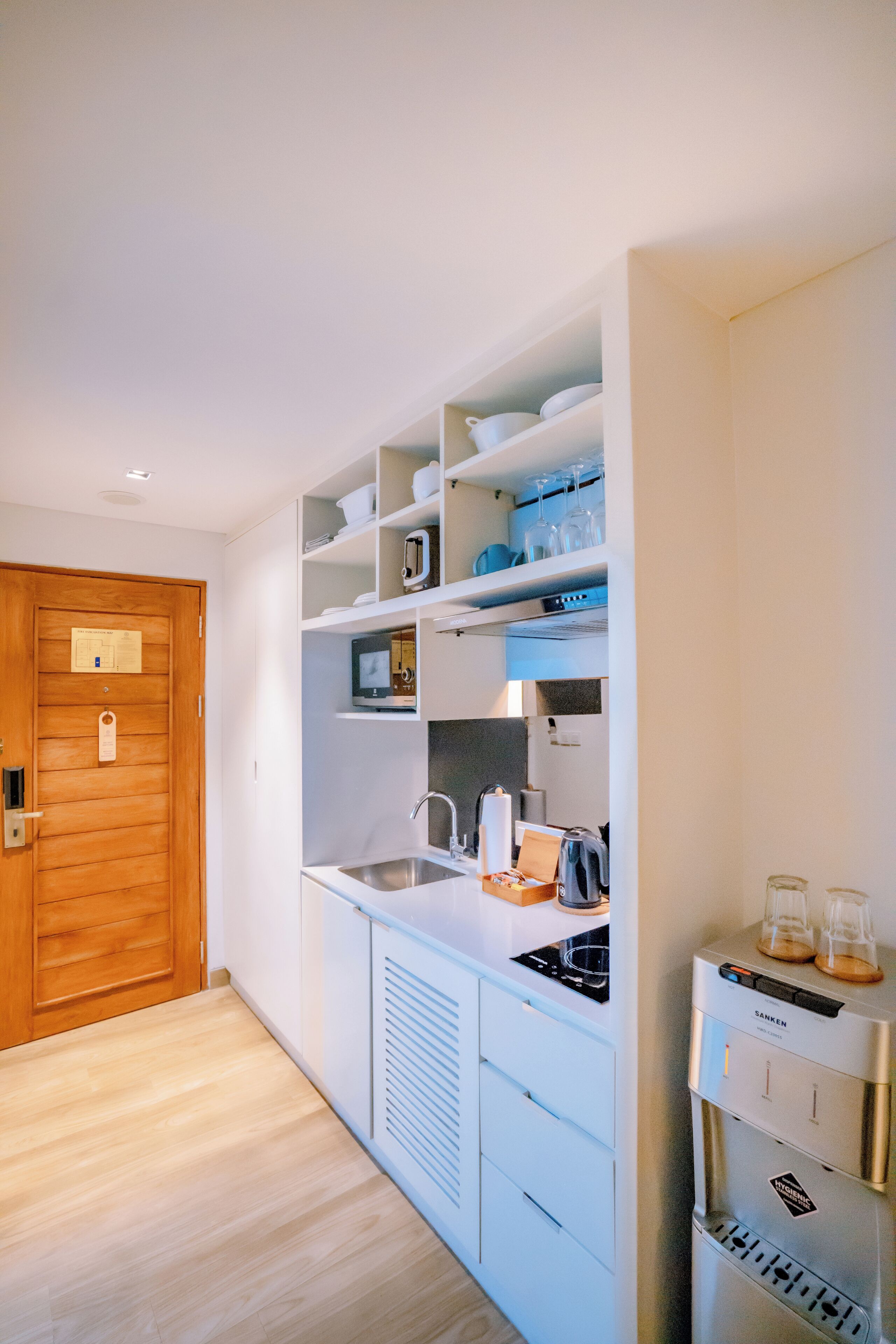 deluxe premiere | private kitchen | fridge, microwave, oven, stovetop