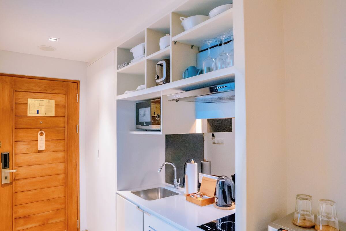 deluxe premiere | private kitchen | fridge, microwave, oven, stovetop