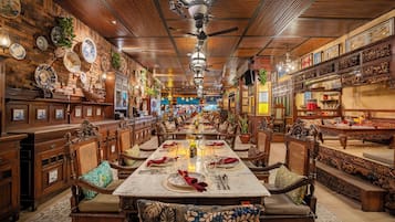 S'hi serveixen esmorzars, dinars, sopars i plats de cuina asiàtica