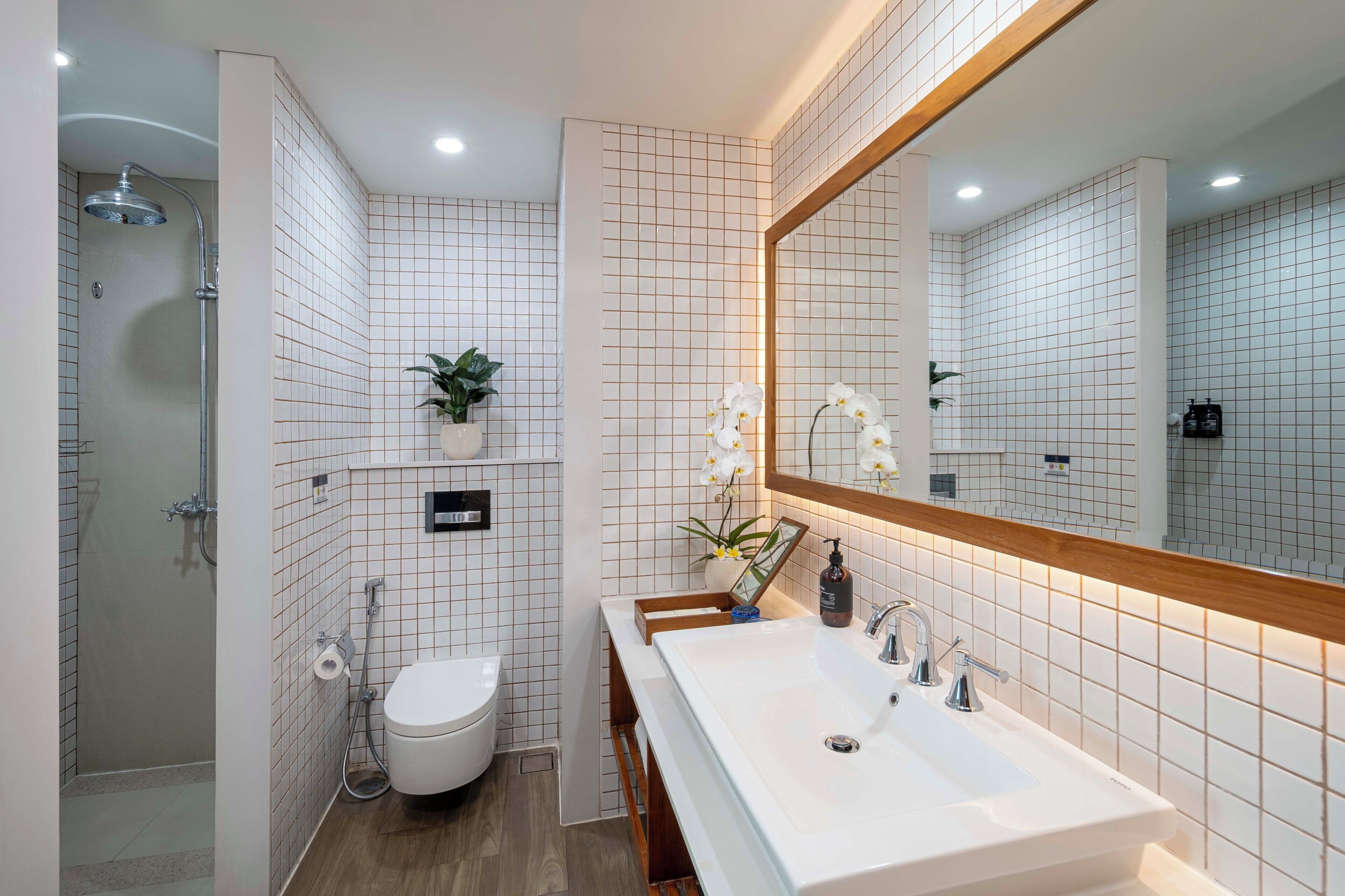 Un baño moderno con ducha, inodoro y lavabo.