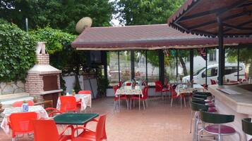 Breakfast, lunch and dinner served