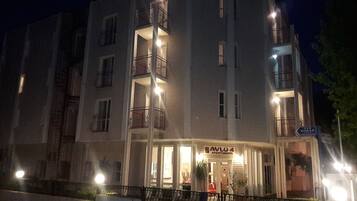 Voorkant accommodatie - avond/nacht