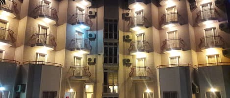 Fachada del alojamiento - Noche