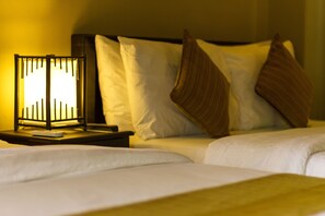 Escritorio, cortinas blackout y tabla de planchar con plancha 