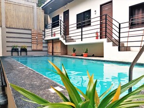 Una piscina al aire libre