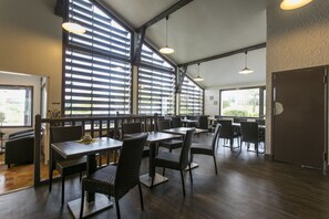 Sarapan bufet setiap hari (EUR 8.50 seorang) 