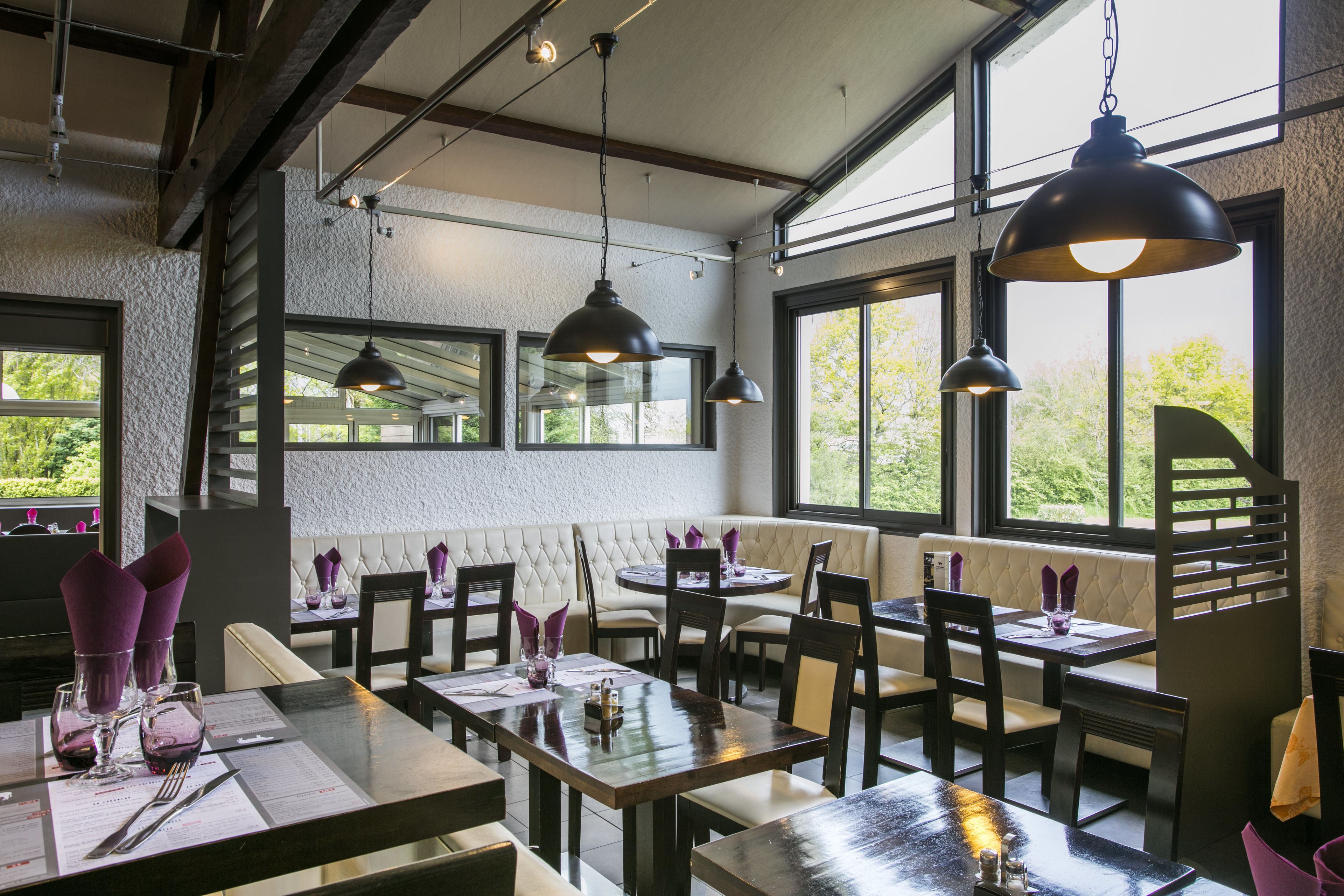 حيث تُقدم وجبات الغداء، العشاء، الأطباق المحلية، إطلالات على الحديقة