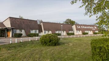 Hồ bơi ngoài trời phục vụ theo mùa, dù/ô trên bãi biển/hồ bơi