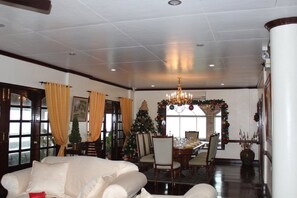 Dining - F8 Bed and Breakfast (Tagaytay)