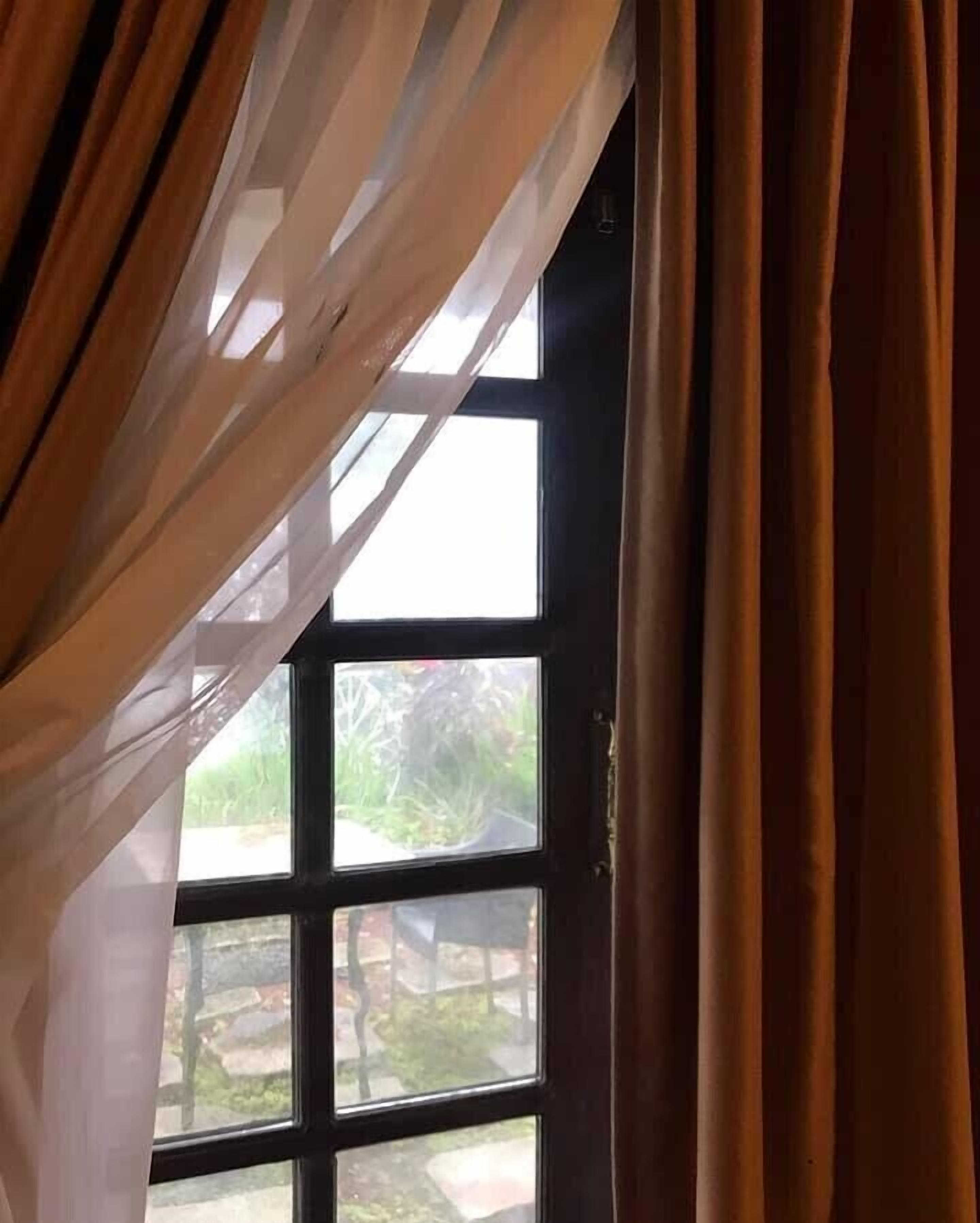 Blackout drapes, free WiFi, bed sheets