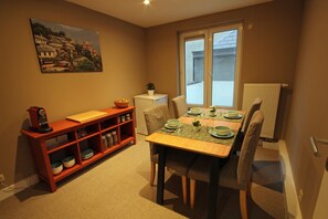 Daily continental breakfast (EUR 12 per person)