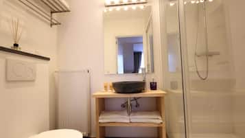Shower, free toiletries, towels