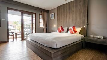 Deluxe Pool View | Minibar, in-room safe, desk, free WiFi