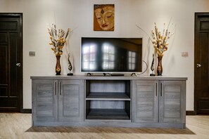 Deluxe VIP | Television - Naiya Buree Boutique Resort (Rawai)