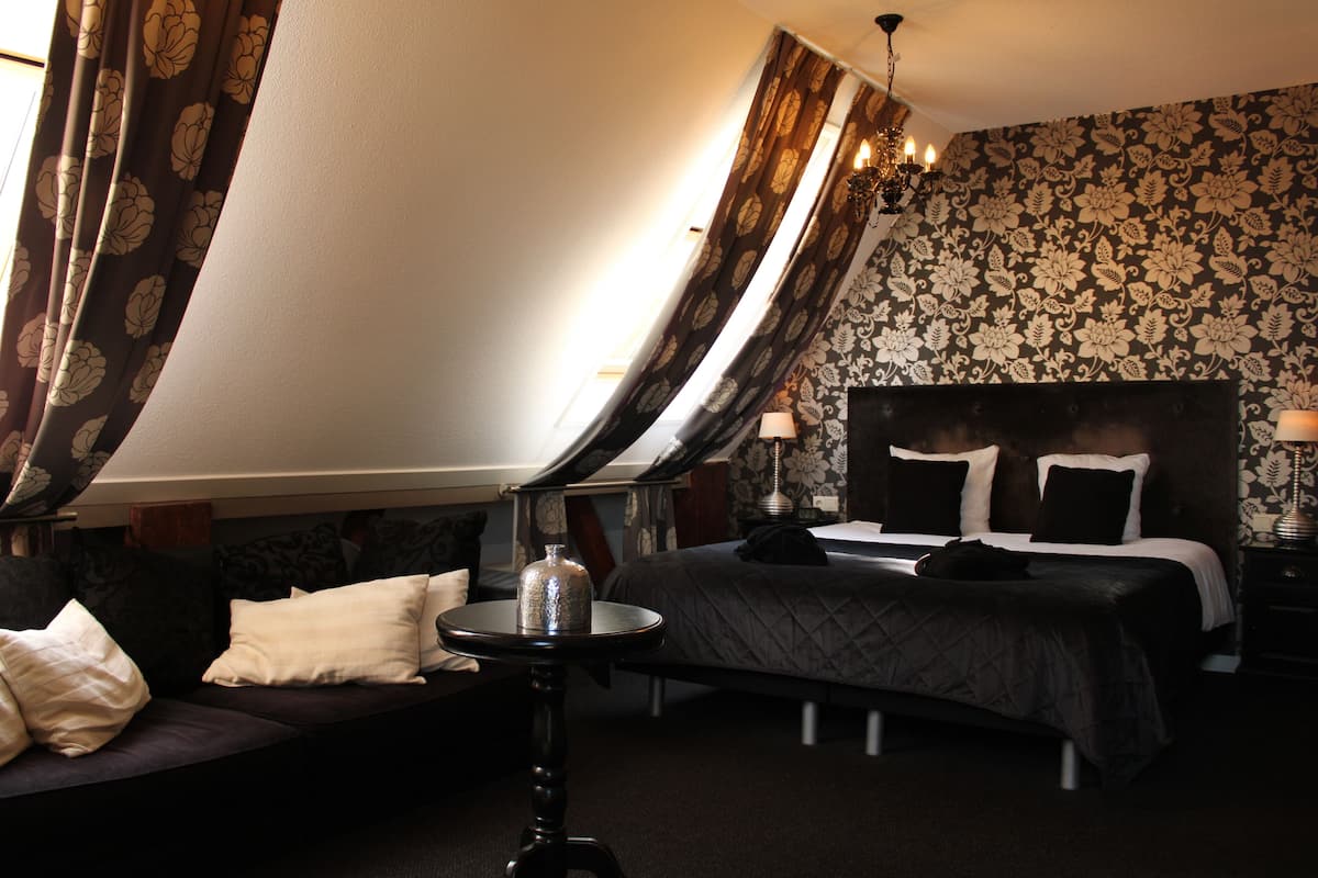 suite | desk, cots/infant beds, rollaway beds, free wifi