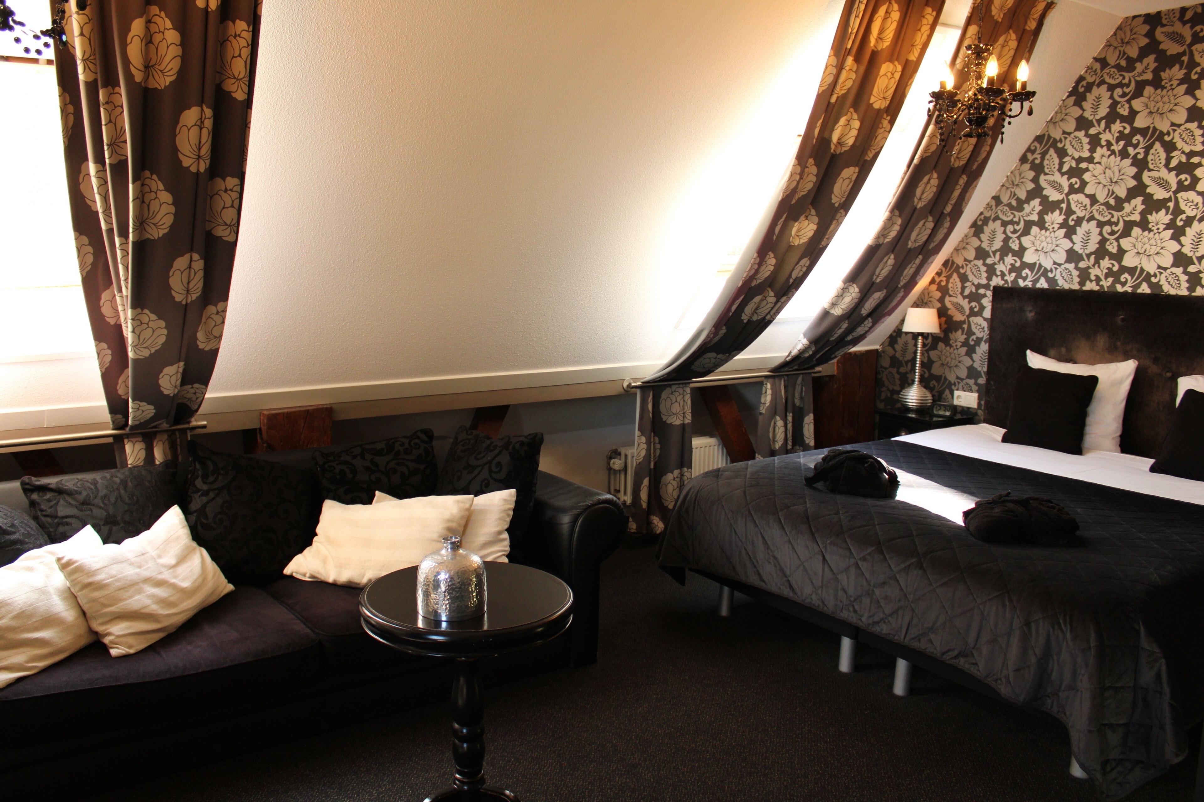 suite | desk, cots/infant beds, rollaway beds, free wifi