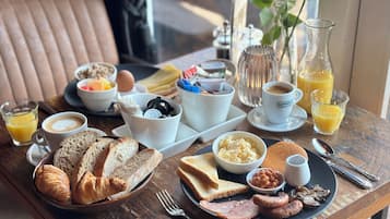 Bữa sáng nấu theo yêu cầu hàng ngày (16.50 EUR/mỗi người)