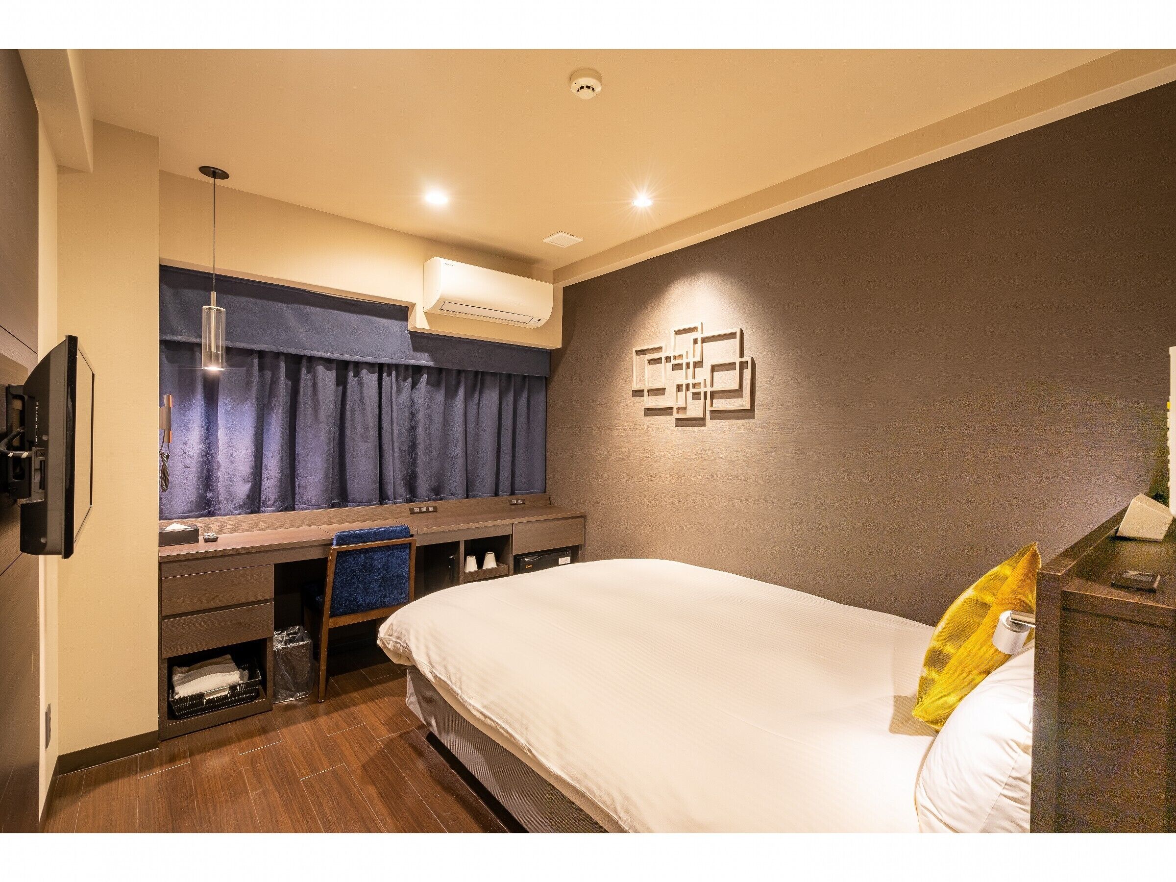 Habitación doble (with Full Bath Room) | Caja de seguridad en la habitación y escritorio 