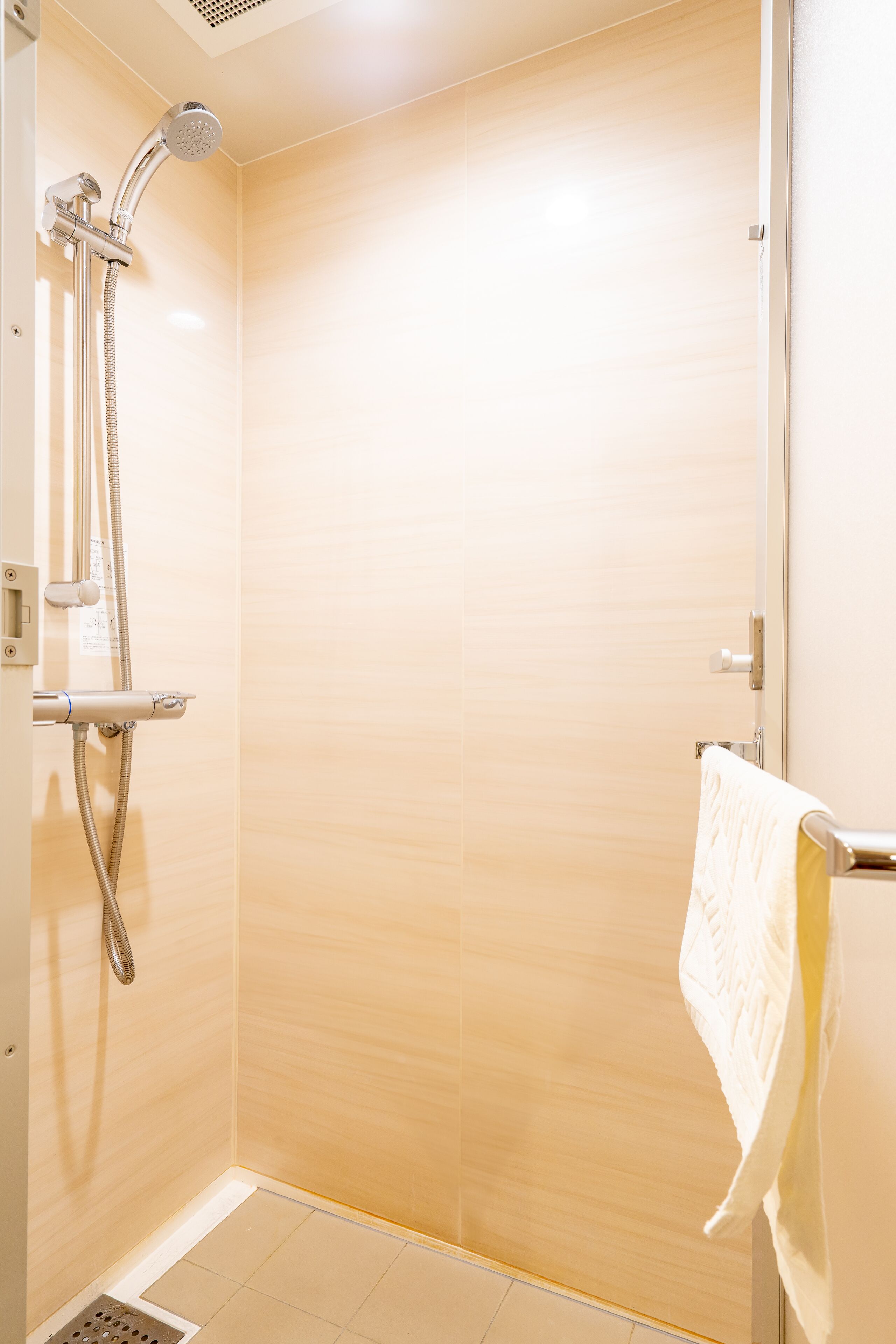 superior twin room | bathroom shower