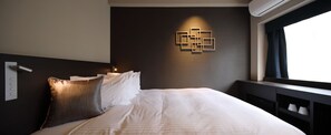 房內夾萬、書桌、手提電腦工作空間、遮光窗簾/窗簾