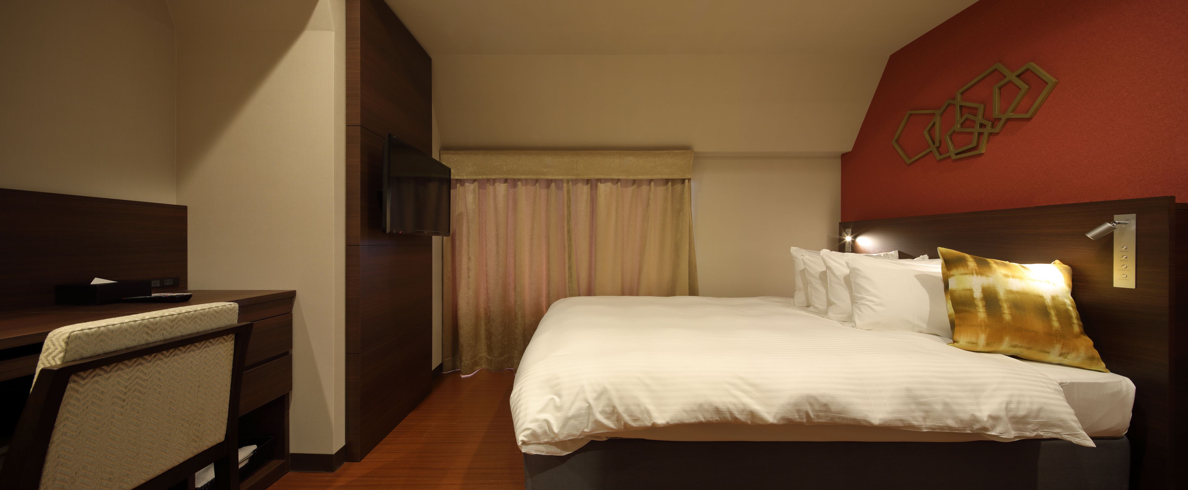 superior double room | 1 bedroom, in-room safe, desk, laptop workspace