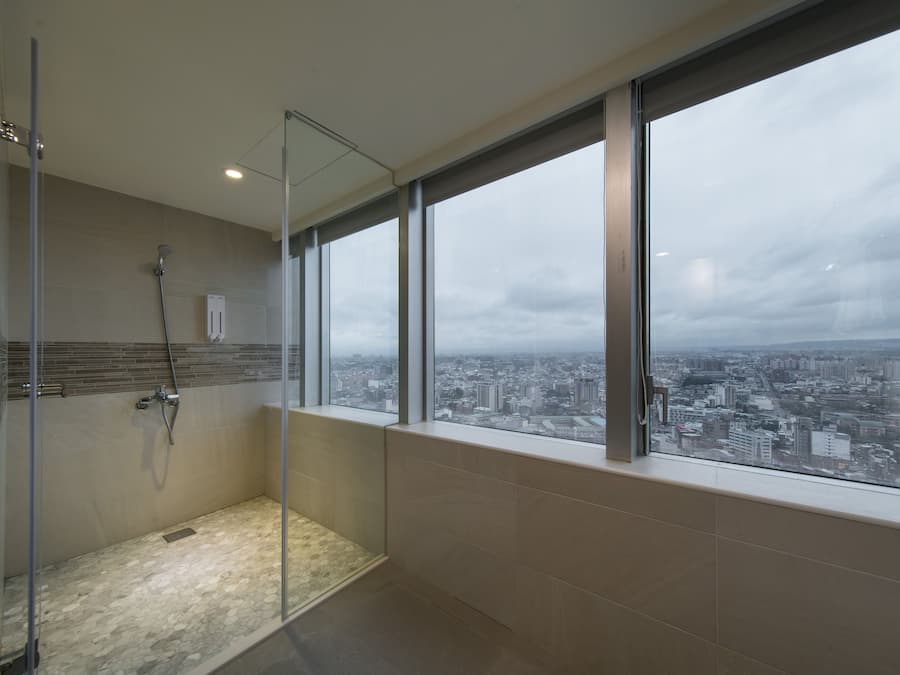 Kamar Triple Keluarga | Kamar mandi | Shower, pancuran hujan, pengering rambut, dan sandal