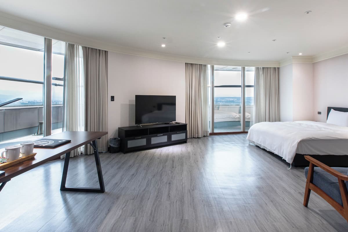 deluxe double room, 1 queen bed, city view, tower (not applicable for travel subsidies) | 1 bedroom, down duvets, desk, free wifi