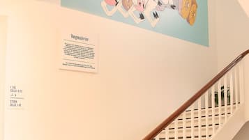 Una scala con ringhiera in legno e gradini rivestiti di tappeto color beige.