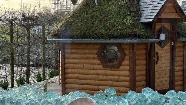 A wooden cabin with a sloped roof, a small window, and a door. - B&B De Rentmeesterhoeve (Poperinge)
