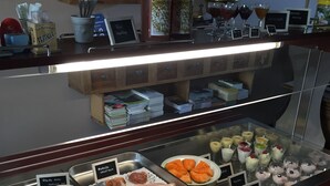 A buffet with various food items and drinks. - B&B De Rentmeesterhoeve (Poperinge)