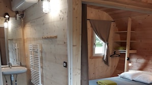 Superior Chalet, 1 Bedroom (La Bulle Verte) | Bathroom sink - Domaine de l'Ours*** / Lodges Bien-être Camping (Saint-Urcize)