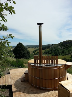 Outdoor spa tub - Domaine de l'Ours*** / Lodges Bien-être Camping (Saint-Urcize)