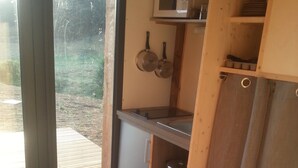 Cave Home (Collinea) | Private kitchenette | Coffee/tea maker, fridge, microwave, stovetop - Domaine de l'Ours*** / Lodges Bien-être Camping (Saint-Urcize)